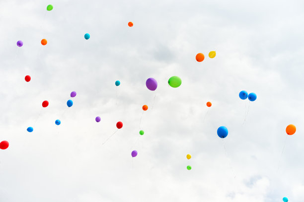 气球在多云的白色背景天空图片下载