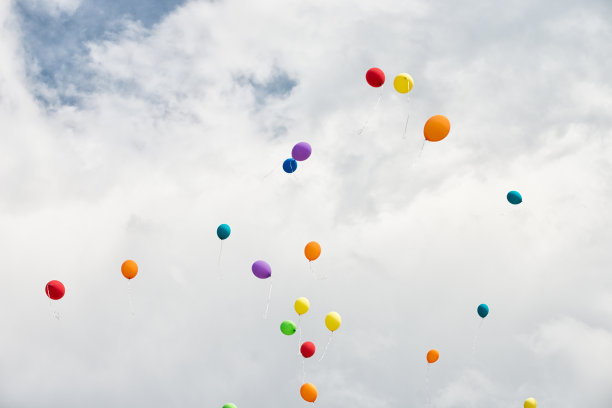 气球在多云的白色背景天空图片下载