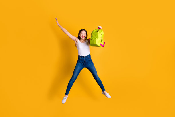 全身的长度身体尺寸视图照片迷人的迷人的可爱的女士青春的空气飞感到愉快穿着白色的上衣背心运动鞋现代孤立的彩色背景图片下载