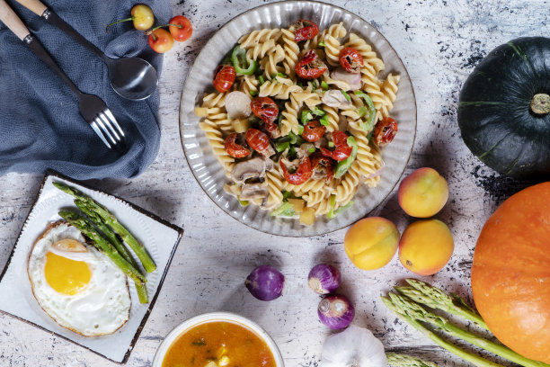 家常菜:奶油小龙虾意大利面、番茄汤、煎蛋图片下载