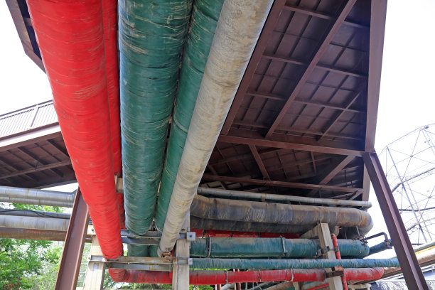 废弃工厂的管道，特写照片图片下载