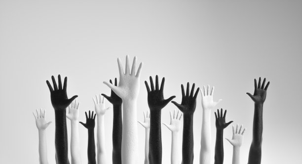 黑人和白人的手。平等平衡公平尊重关系理念图片下载