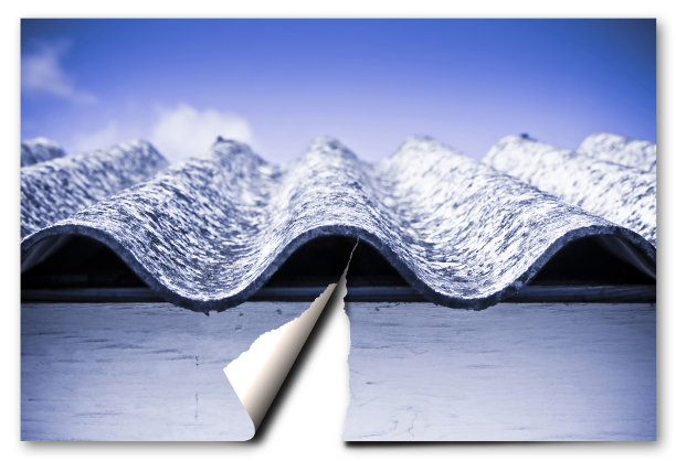 反对石棉材料-概念图像与一个危险的石棉屋顶撕裂的照片图片下载