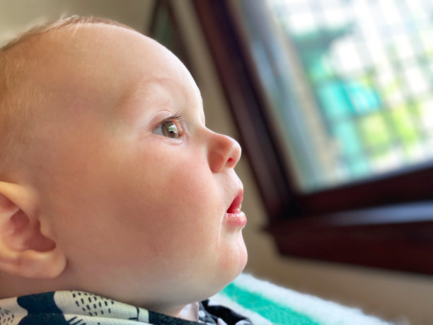 小男孩望着窗外图片下载