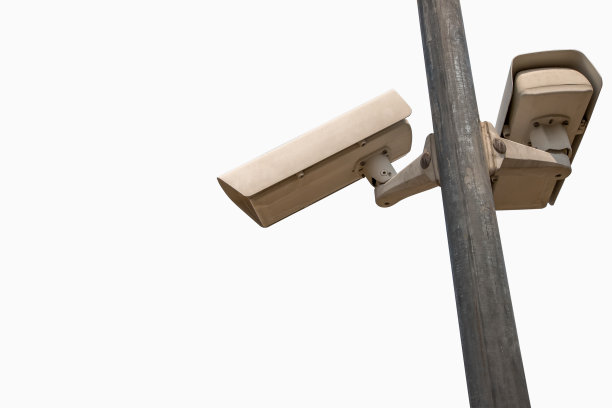 闭路电视摄像头在城市安防系统中以白色背景隔离城市。安全的概念图片下载