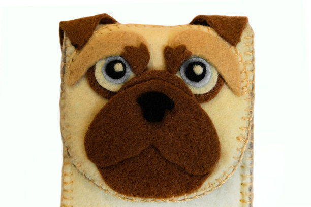 手工手机壳，毛毡与狗脸。虚构的人物特写。图片下载