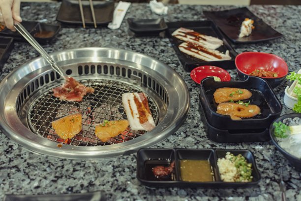 三文鱼自助餐在炉子上烧烤食物烧烤牛排吃。图片下载