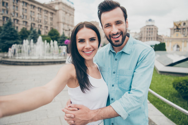 肖像积极愉快兴奋的人青年有空闲时间周末假期使照片瞬间旅游蓝色牛仔牛仔裤衬衫白色上衣背心城市户外图片下载