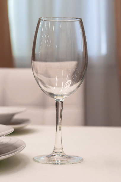 Сhampagne玻璃放在窗户对面的桌子上。图片下载