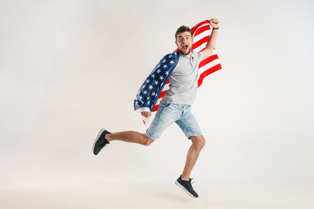 举着美利坚合众国国旗的年轻人图片下载