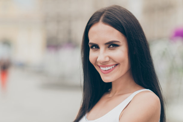 近距离的照片优雅华丽的青年青年微笑自信迷人的感觉内容坦率的喜悦享受假期的发型长发型顶时尚美丽时尚的白色背心图片下载