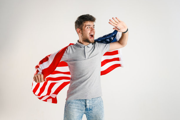 举着美利坚合众国国旗的年轻人图片下载