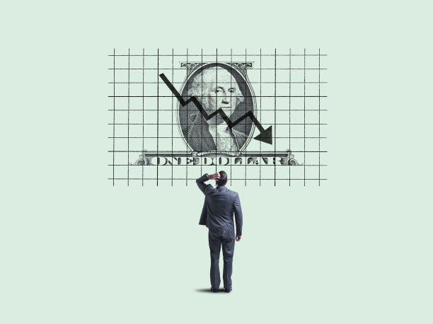 商人抬头看着下跌的美元图片下载