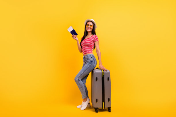 全长身体尺寸视图内容照片学生握着手假期夏天满意穿着红色条纹衬衫流行牛仔牛仔裤运动鞋孤立黄色彩色背景图片下载