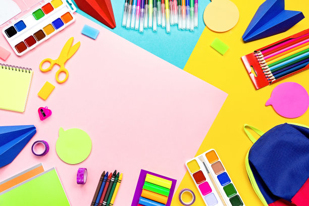 学校用品和彩色文具。马克笔，铅笔，笔记本，多色背景的背包，拷贝空间图片下载