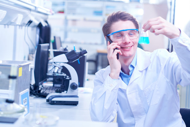在化学实验室里打电话的男人图片下载
