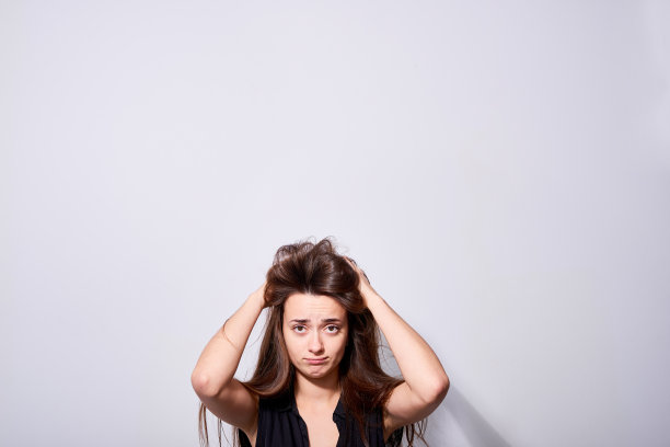 心烦意乱的女人弄乱了头发图片下载