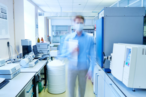 医务工作者在医院实验室行走图片下载