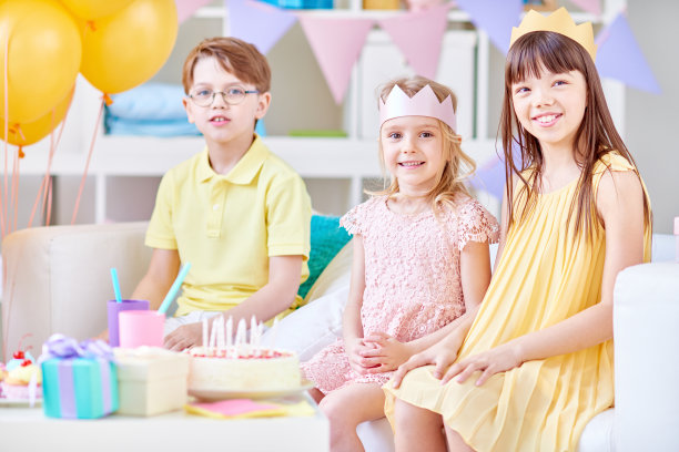 微笑的孩子们坐在沙发上开派对图片下载