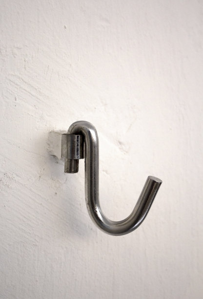 细部挂钩，金属衣架挂在墙上图片下载