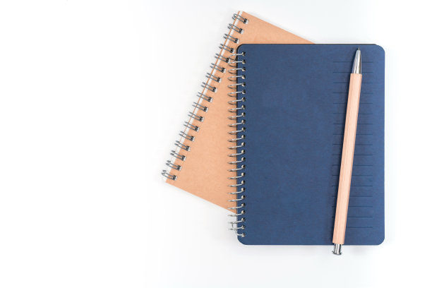 俯视图空白木色日记本和铅笔在白色的桌子上图片下载