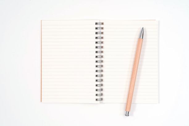 俯视图空白木色日记本和铅笔在白色的桌子上图片下载