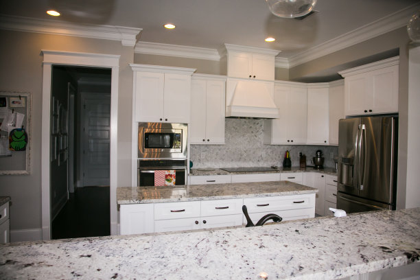 带有拱形天花板的现代新建筑住宅图片下载