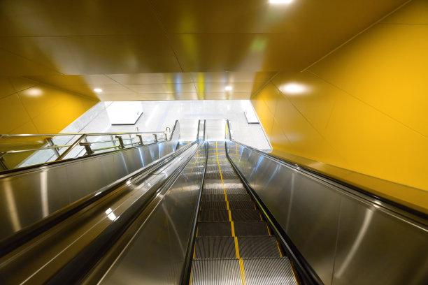 自动扶梯在商场里图片下载