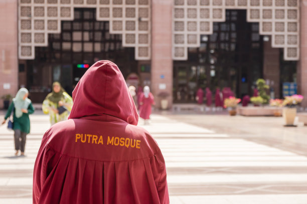 普特拉清真寺:女性游客进入清真寺的着装要求。他们将被命令穿上一件带兜帽的红色外套。图片下载