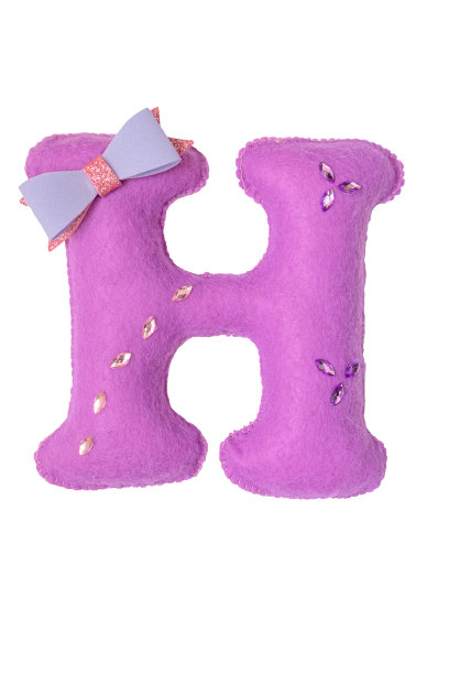 手工制作的紫色字母H毛毡。儿童字母H与小蝴蝶结和胸针。图片下载