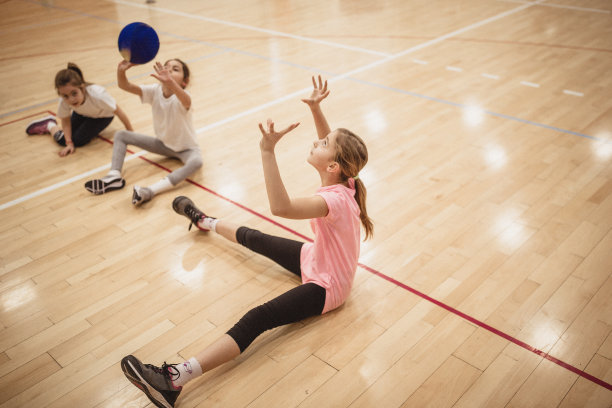 女子排球队在排球场进行室内训练图片下载