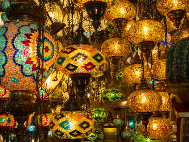 土耳其伊斯坦布尔大集市上的土耳其玻璃灯。图片下载