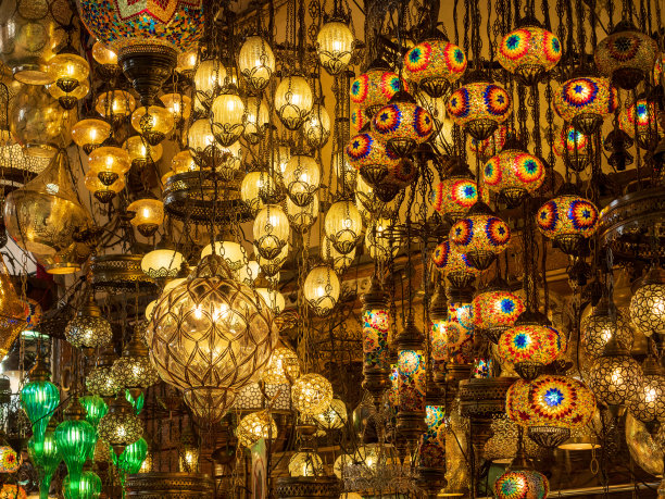 土耳其伊斯坦布尔大集市上的土耳其玻璃灯。图片下载