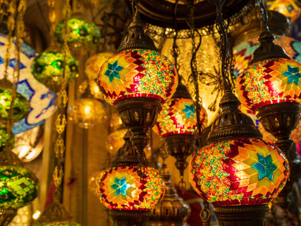 土耳其伊斯坦布尔大集市上的土耳其玻璃灯。图片下载