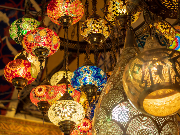 土耳其伊斯坦布尔大集市上的土耳其玻璃灯。图片下载