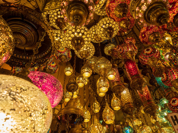 土耳其伊斯坦布尔大集市上的土耳其玻璃灯。图片下载