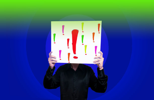 男子在红色背景上举着感叹号图片下载