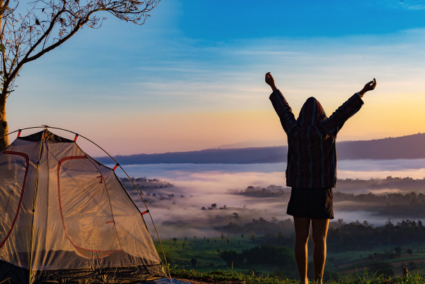 快乐的旅行者生活方式女人度假露营在森林山，泰国。旅游度假的概念图片下载