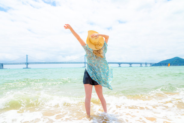 韩国釜山海滩上的年轻女子素材图片
