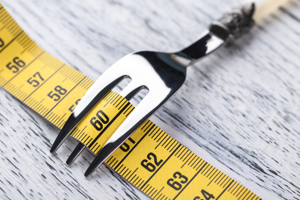 黄厘米包的餐叉放在一张旧木桌上图片下载