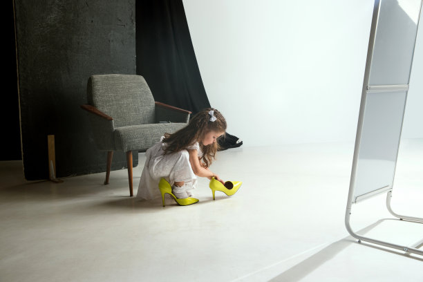 儿童与成人世界的互动图片下载