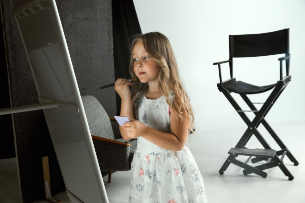 儿童与成人世界的互动图片下载