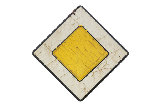 老旧褪色的路标“优先道路”孤立在白色。图片下载