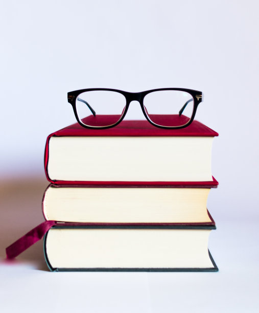 图片与书籍和眼镜上的白色背景图片下载