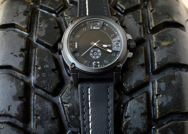 黑色运动手表和轮胎车图片下载