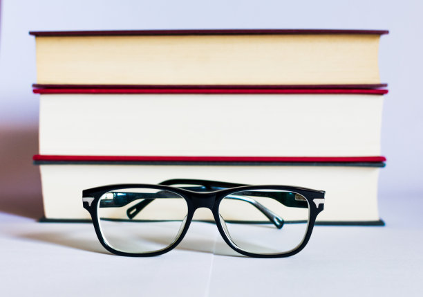 图片与书籍和眼镜上的白色背景图片下载