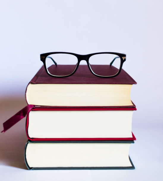 图片与书籍和眼镜上的白色背景图片下载