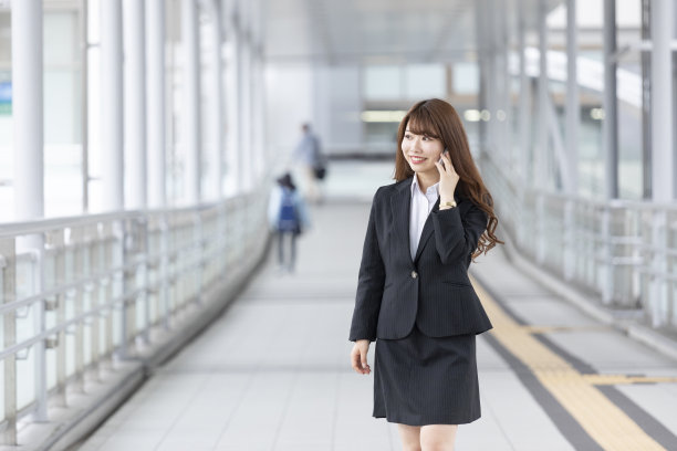 女商人边走边打电话图片下载