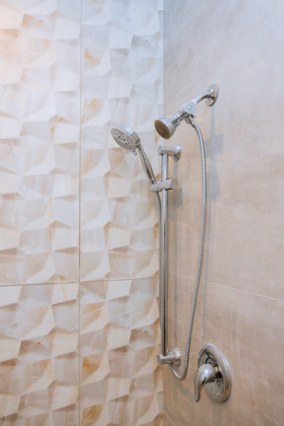 浴室里的新淋浴喷头，特写墙图片下载