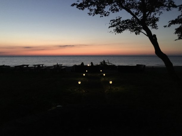 通往海滩的照明之路图片下载